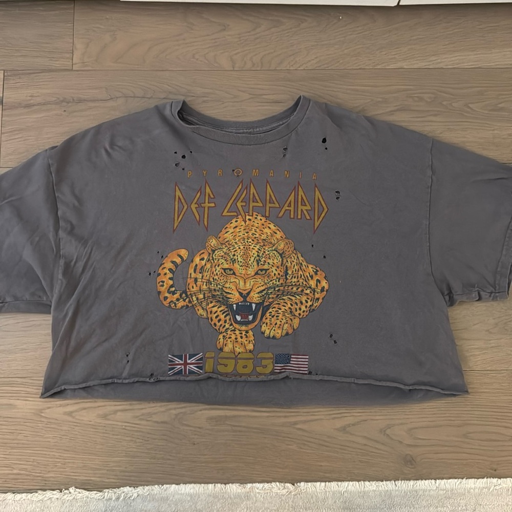def leopard cropped tee size s/m